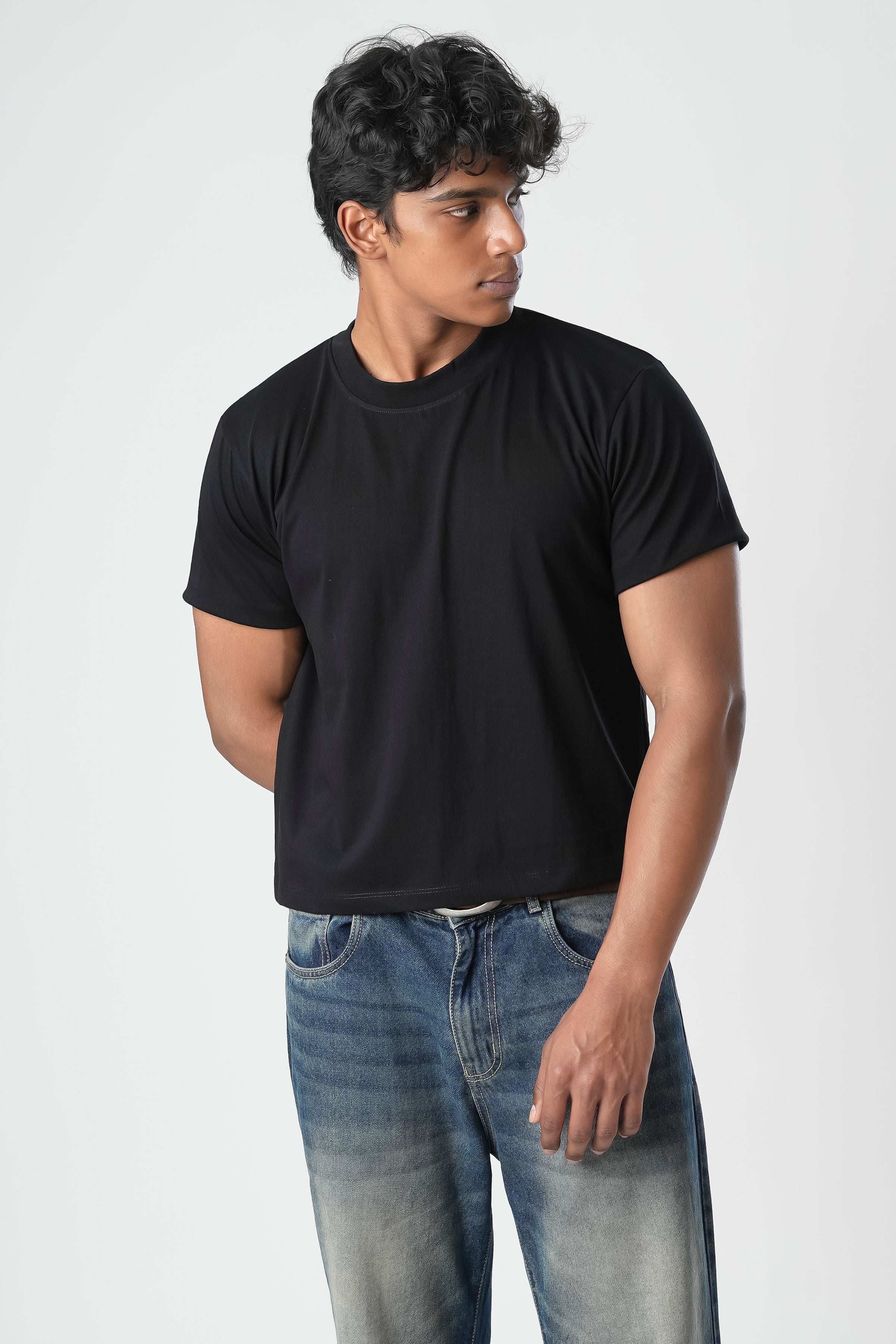 Cropped Essential Black Tee