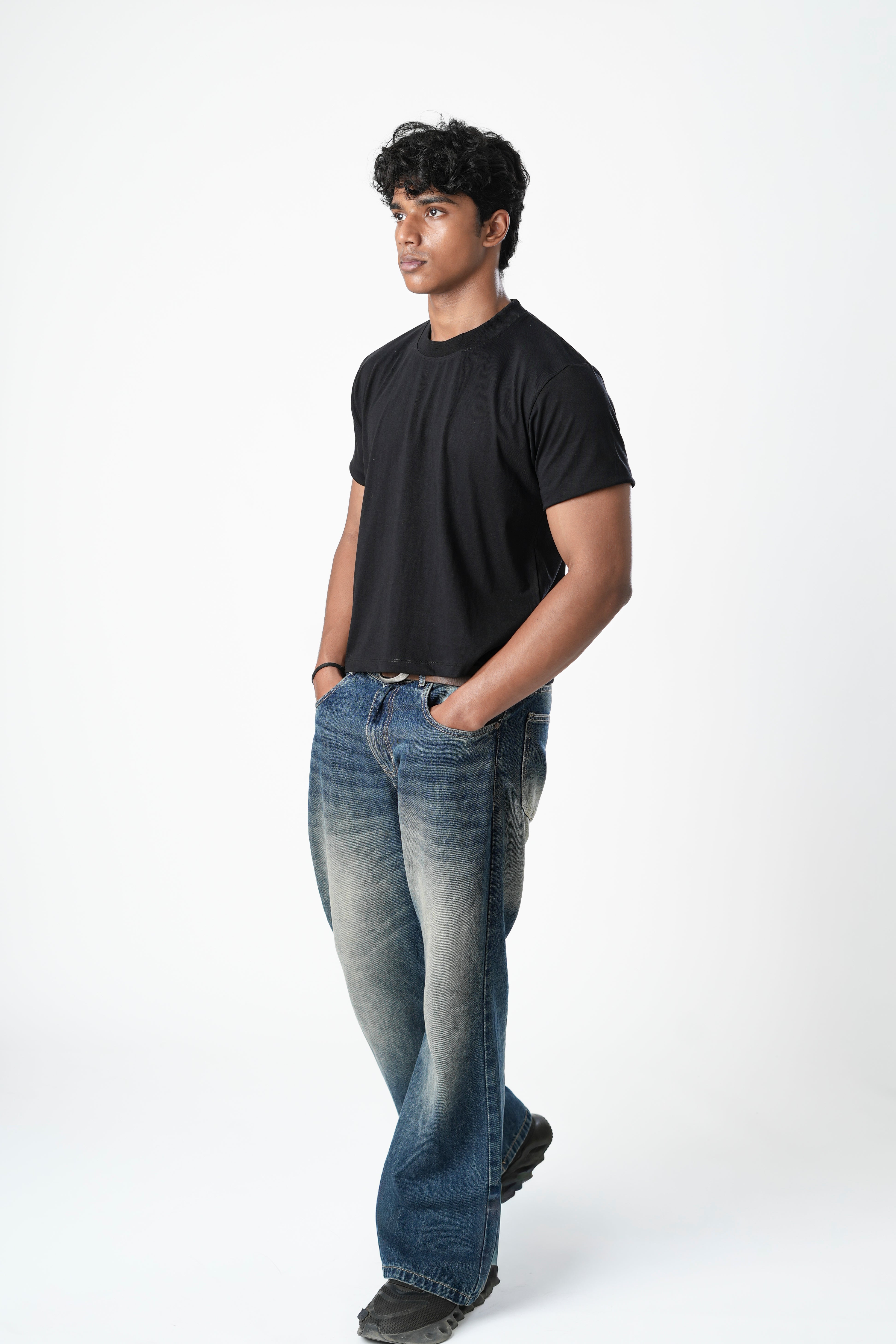 Cropped Essential Black Tee