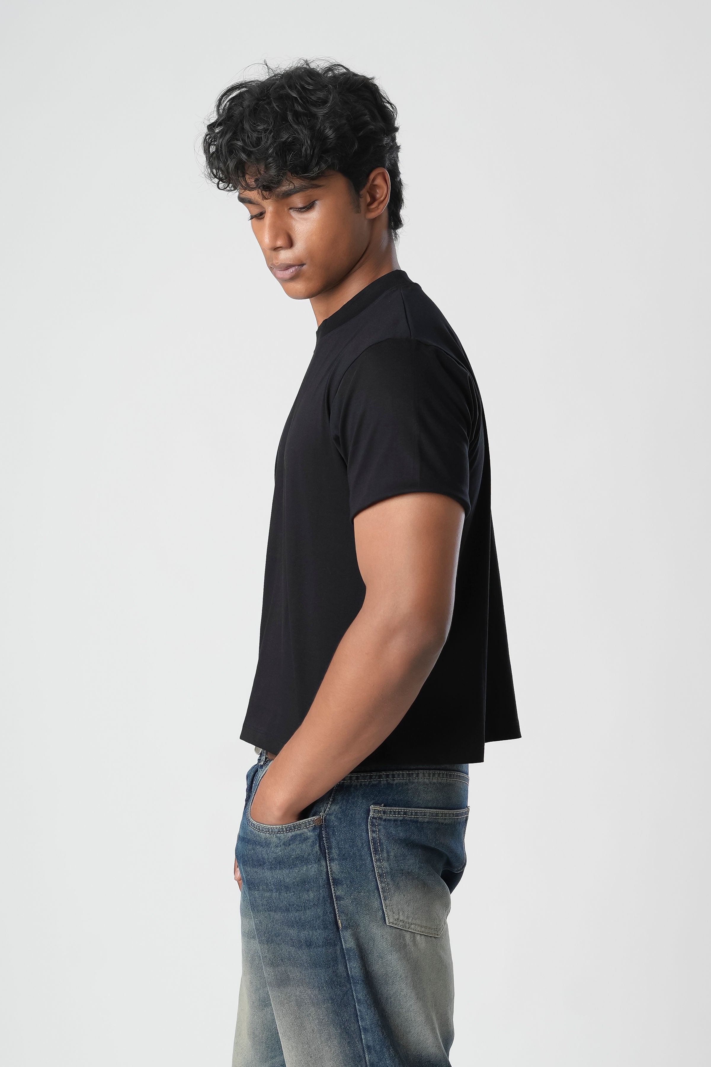 Cropped Essential Black Tee